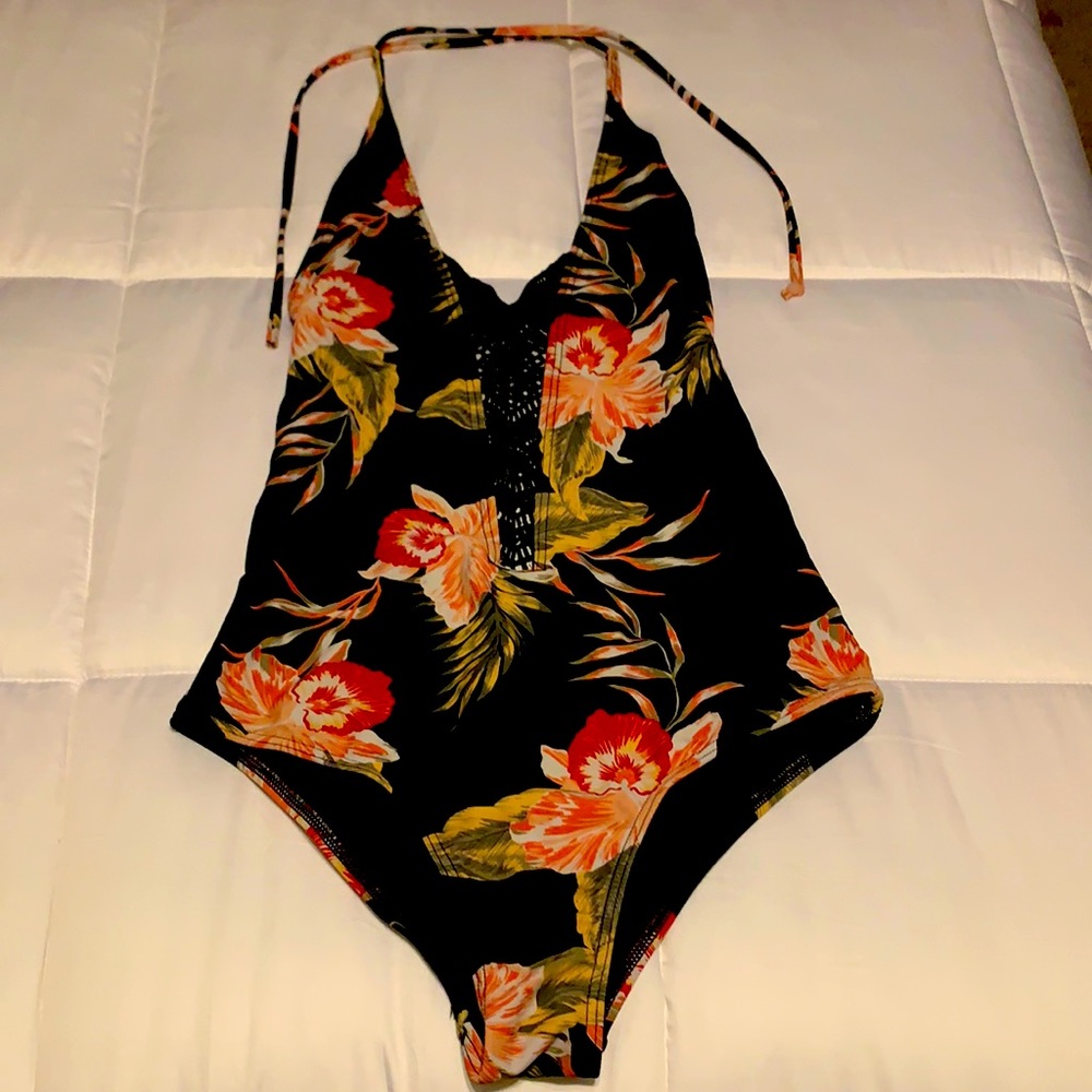 Roxy open back macramé front detail, halter tie